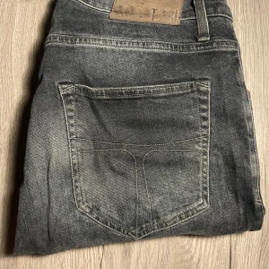 Svarta tiger of sweden jeans - Snygga svarta jeans från tiger or sweden! Matchar med allt! Storlek 31/32. Snyggt för en stilren look!  Frakt sker samma dag som köp!Om du är sugen va inte rädd för att ta kontakt, jag kan sänka pris vid snabbt köp!
