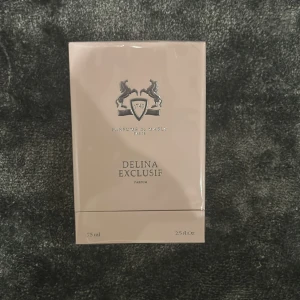 Delina Exclusif Parfym 75ml - Delina Exclusif från Parfums de Marly i 75 ml. Ingredienser inkluderar alkohol denat., limonene, citronellol, geraniol och citral. Perfekt för dig som vill sticka ut med en exklusiv doft.