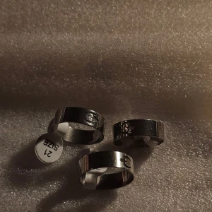 3x Silvriga Ringar i Rostfritt Stål - Säljs inte styckvis, alla är I Rostfritt stål alla är 21 mm i diameter 