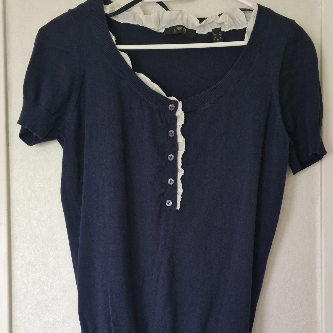 Mörkblå blus med volang från Esprit