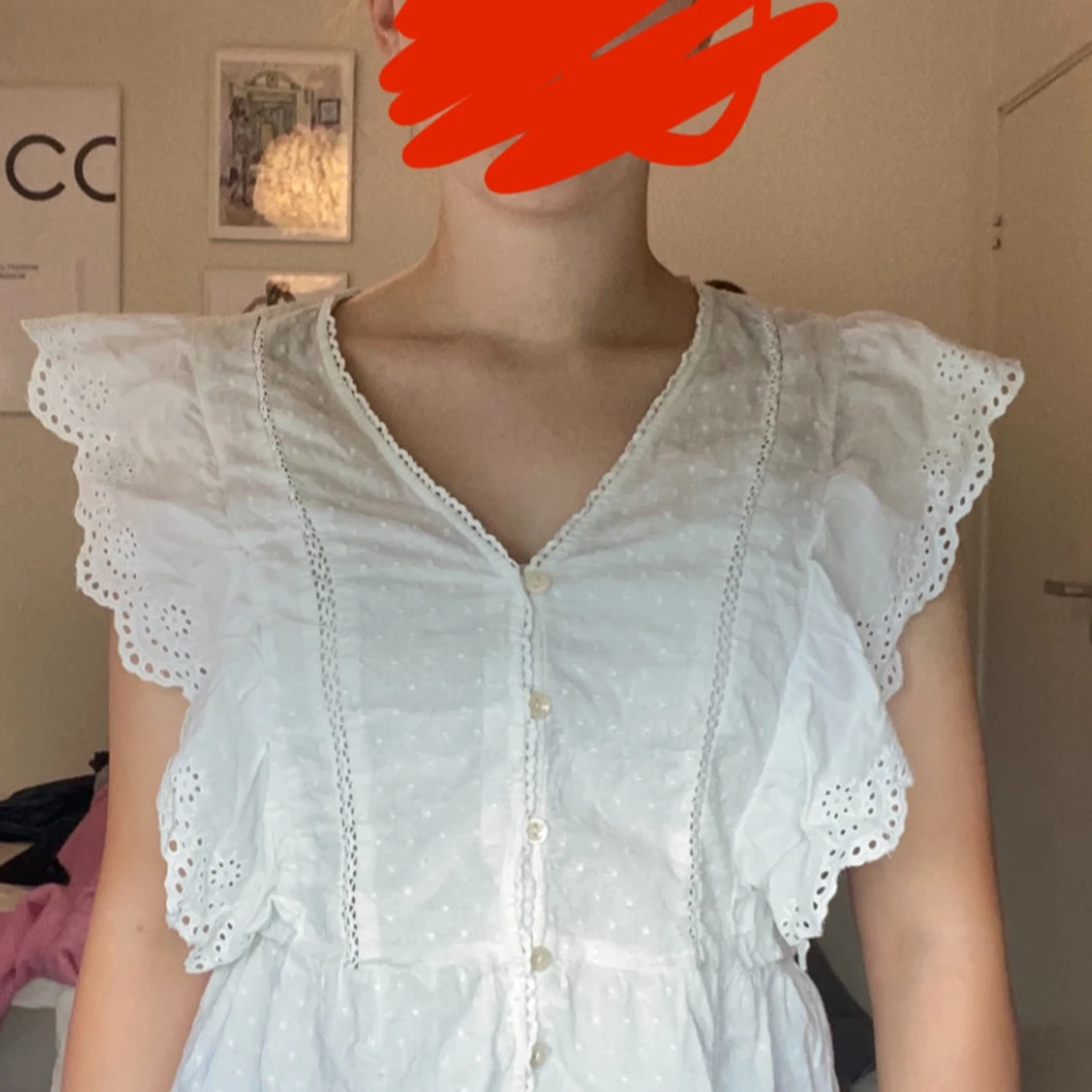 Vit blus med volang och spetsdetaljer - 1