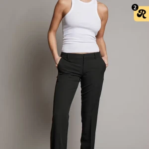 Svarta kostymbyxor  - Snygga svarta kostymbyxor från Bikbok .Provat bara en gång.Kostar egentligen 500.Går att pruta