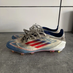 Adidas F50 blå/röda fotbollsskor - Säljer ett par Adidas F50, använda cirka 1 månad. Inga sprickor bara lite smutsiga. Hör av er om frågor Mvh William