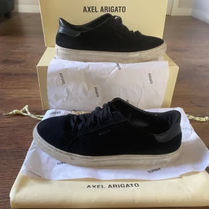 Axel Arigato Clean 90 Suede - Säljer ett par svarta Axel Arigato Clean 90 Suede med storleken 42. Skorna har använts i ca 3 månader. Då jag skulle säga att skorna är i ganska bra skick bara att dem har använts ett lite. Nypris 2499. Mitt pris 800kr. 