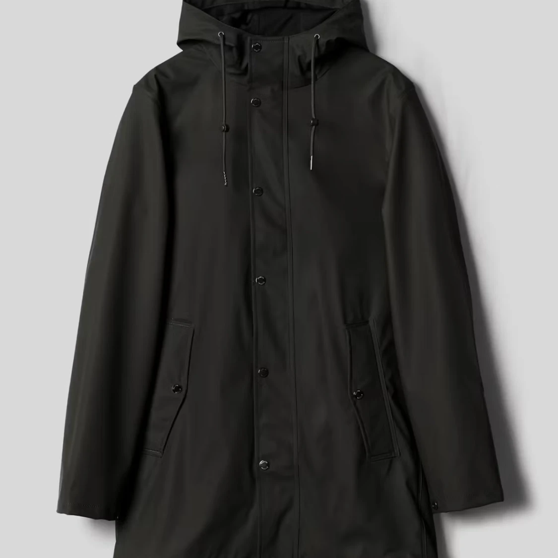 Svart regnjacka med huva - 1