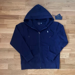 Polo Ralph Lauren zip - mörkblå - Säljer en Polo Ralph Lauren zip🙌🏻| Storlek M | Skick 10/10🔥- Helt oanvänd | Skriv vid minsta fundering 💭| 