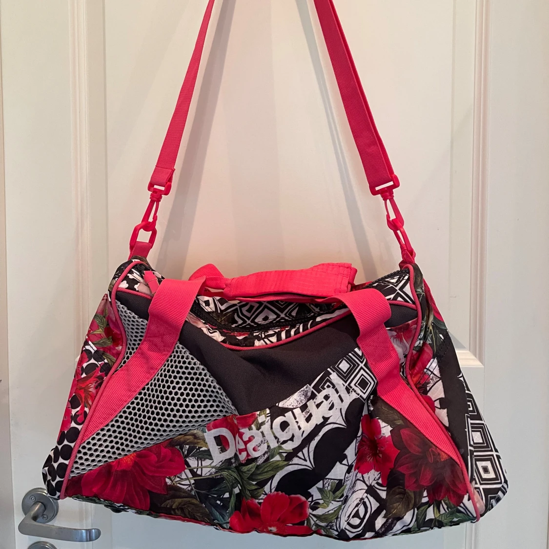 Färgstark träningsväska från Desigual - 1