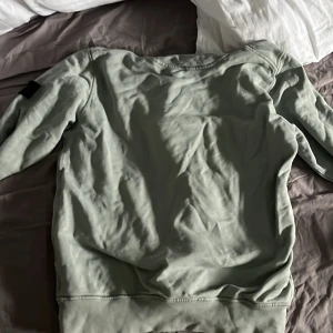 Stone Island tröja - Grön fin färg nästan nyskick, säljes därav lite användning.
