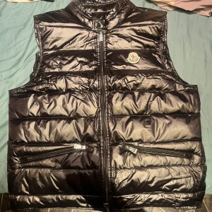 Moncler väst - Moncler gui väst i ny skick endast använd 3 gånger, storlek 2 vilket motsvara S/M. Hör av er för fler frågor eller andra funderingar 
