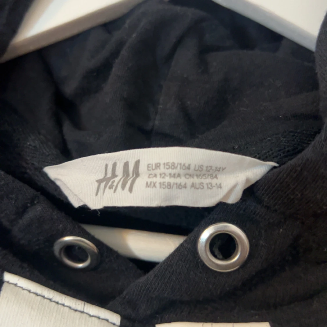 Svart hoodie från H&M med tryck - 2
