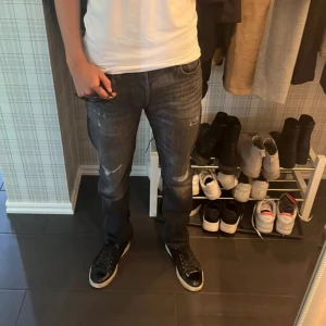 Jack and Jones ripped jeans - Säljer dessa feta Jack and Jones jeans med unika slitningar och som inte har använts så mycket. Dessa är i storlek W29 L32 tveka inte att kontakta mig om ni har frågor!