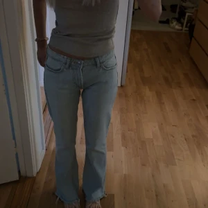 Ljusblå bootcut jeans  - Säljer ett par ljusblå Lågmidjade bootcut Jeans då de är för stora på mig💖
