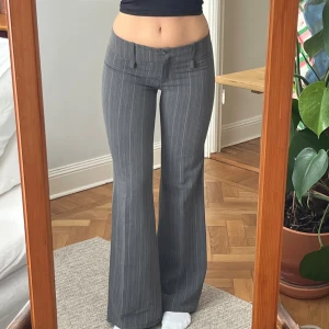 Lågmidjade kostymbyxor  - Såå fina men säljer pga lite för små😭 midjemått 77, innerbenslängd 78. Väldigt bra skick förutom att sömmen längst ner på ena benet har gått upp lite grann, kan lätt fixas med symaskin eller för hand.  Skriv för fler bilder eller frågor!