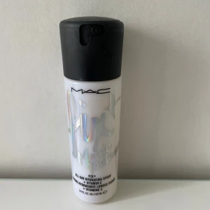 MAC Fix+ Magic Radiance Face Mist - MAC Fix+ Magic Radiance är en återfuktande face mist med vitamin C. Använt ca tre gånger så flaskan är nästan full💗