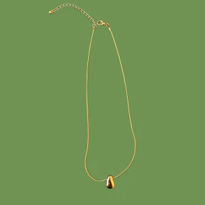 Guldigt halsband med droppformad berlock - Stilrent halsband i guldton med en slät, droppformad berlock. Kedjan är tunn och justerbar med ett klassiskt lås. Perfekt för dig som gillar minimalistiska smycken med en modern touch.