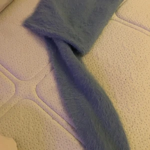 Jätte fin blå kofta - Den e tjok så den e bra nu när de ska bli kallt du kan även använda den på somaren med typ shorts och shorts har jag åxå på min sida