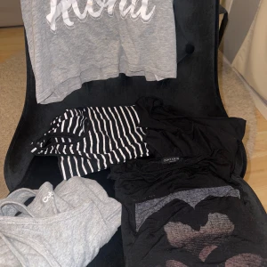 Linnen - Linnen. 5 styckna olika. Fråga ifall du vill se fler bilder på nån specifik. Ett grått crop top linne med 'Aloha'-tryck, storlek S, en svart och vit randig linne-topp, storlek 36. Ett svart linne & ett svart linne med tryck ”Don't Ask Why” (One size)  och ett ljusgrått linne från Cubus storlek 158. Pris kan diskuteras.