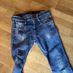 Replay Anbass blå jeans - Snygga blå Replay Anbass jeans i fint skick, stl är 28/32 men sitter mer som en 29/32. Säljes då dem blivit försmå för mig!