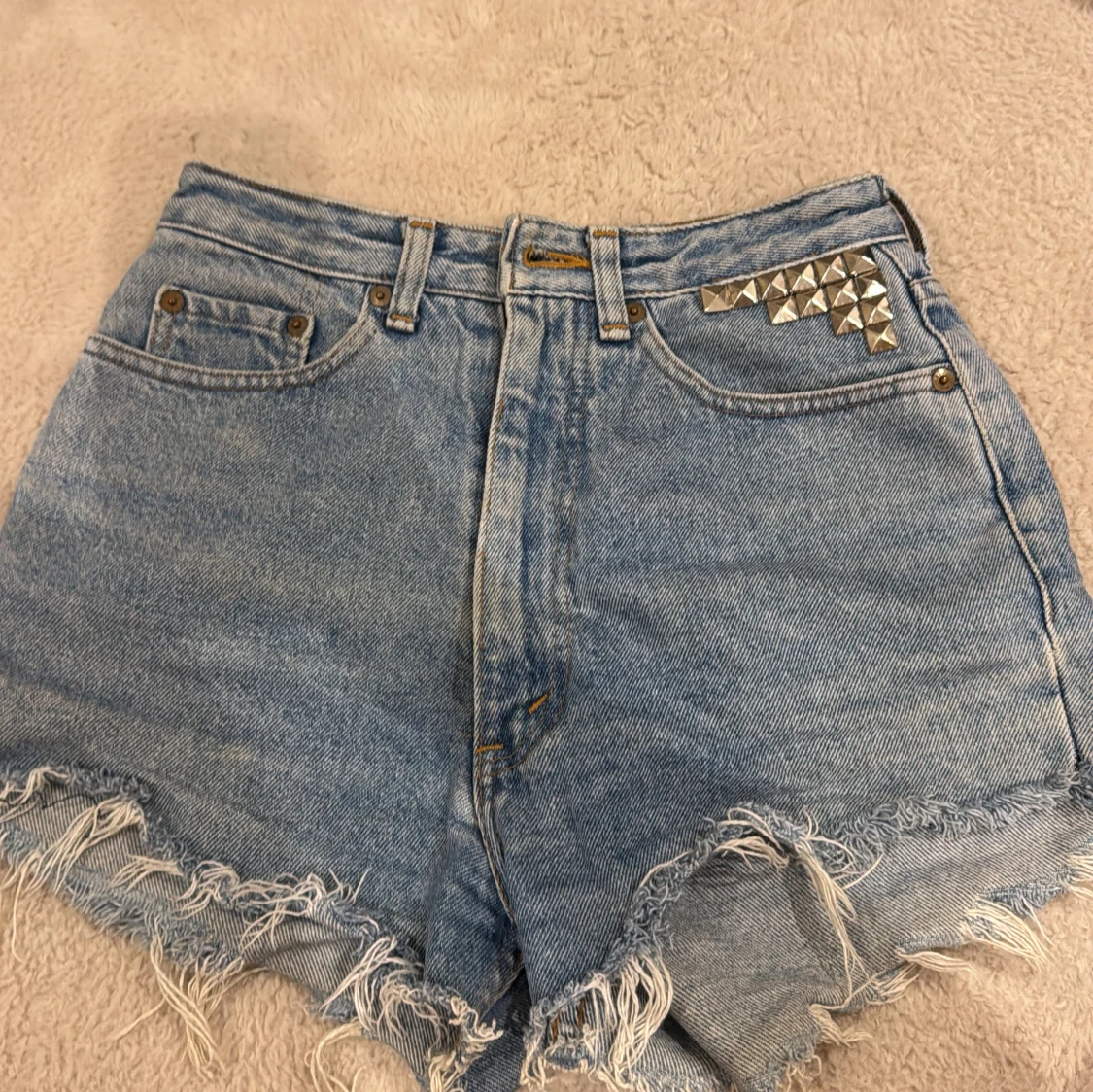 Levi's 501 ljusblå jeansshorts med nitar - 3