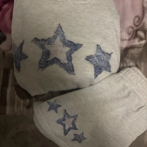Grå shorts med stjärnpatchar - Super fint matchande hoodie set!
