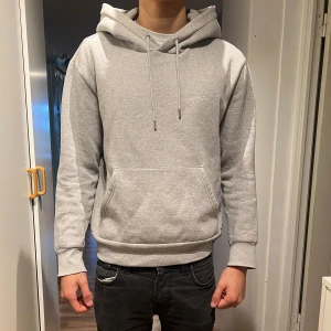 Hoodie från J.Lindeberg - En stilren hoodie från J.Lindeberg. Hoodien har använts ett par gånger och har små slitmärken vid ärmarnas slut. Pris kan diskuteras, skriv vid frågor eller funderingar.