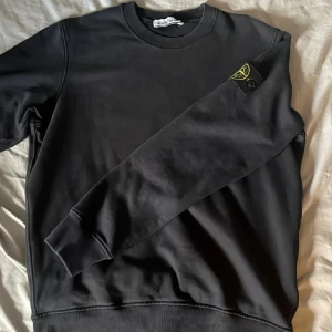 Svart sweatshirt från Stone Island - Svart sweatshirt från Stone Island/ helt oanvänd, storlek M. (pris kan diskuteras