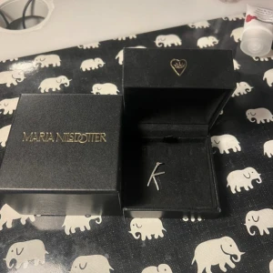 Berlock från Maria Nilsdotter - Berlock i bokstaven K från Maria Nilsdotter. Superfint skick och sparsamt använd, ingen kedja ingår!