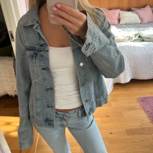 Blå jeansjacka  - Blå jeansjacka i bra skick 