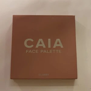 Caia face palette - Kommer ej till användning, bra skick använt mest highlightern! Nypris: 495 CLASSY☺️💓💓