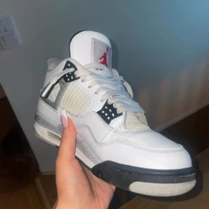 Nike Air Jordan 4 White Cement - Nike Air Jordan 4 White Cement. Storlek 41. Kan behövas en tvätt men annars är de som nya. 
