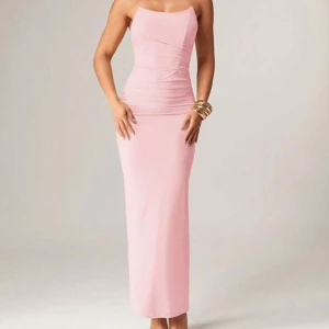 Ljusrosa axelbandslös långklänning - Supersnygg axelbandslös långklänning i ljusrosa med figurnära passform och draperade detaljer över byst och midja. Klänningen är stilren! Skickar gärna passform samt mer bilder om du är intresserad! Vid snabb affär kan jag gå ner i pris! 