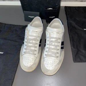 Saint Laurent SL/06 sneakers - Mycket bra skick, endast lite heelcrease. Nypris ca 6000kr. Storlek 40/41.  Inget Og tyvärr. Skriv för mer information🤝