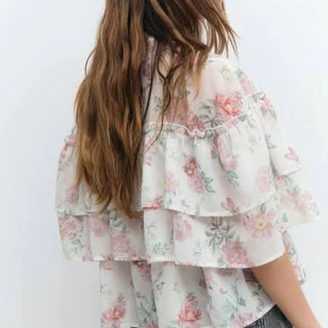 Blommig volangblus med knyt - 1