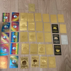 Pokémon samlarkort - blandad samling - Stor samling Pokémonkort med unika guld- och svartkort, samt några färgglada och holografiska kort. Perfekt för dig som vill utöka din samling eller börja samla! Flera kort med coola motiv och olika Pokémon. Passar både nya och erfarna samlare.