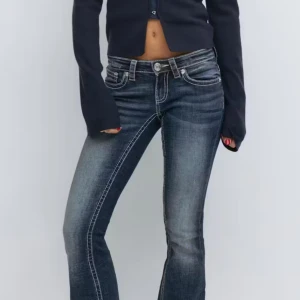 Mörkblå bootcut jeans med broderade fickor - Helt slutsålda! Snygga mörkblå bootcut jeans med kontrastsömmar och broderade bakfickor. Jeansen har låg midja och klassisk femficksdesign. Materialet är stretchigt jeans och passformen är slim genom låret med utsvängda ben. Perfekta för dig som gillar detaljer och en cool siluett.