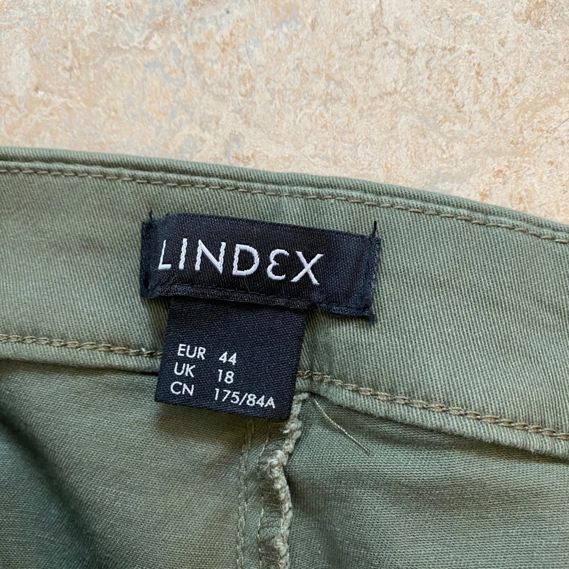 Olivgröna chinos från Lindex - 2