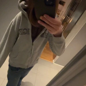  Hilfiger tröja - Säljer en grå hoodie från Tommy Hilfiger som är köpt i LAS Vegas☺️ Bra skick och inga stora slitningar men är använd