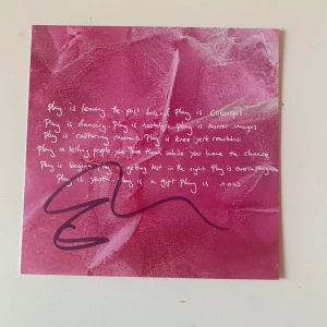 Ed Sheeran autograf (CD) - Ed Sheeran CD skriva för albumet PLAY med signerad autograf. (Äkta). Skriv till mig innan köp för att diskutera pris. Minimum 500kr