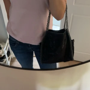 Svart väska  - Säljer denna snygga fina svarta väska, perfekt för allt. Mellan storlek ungefär!!