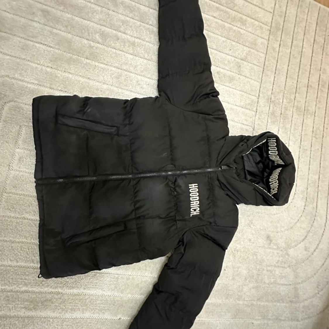 Svart pufferjacka från Hoodrich L - 1