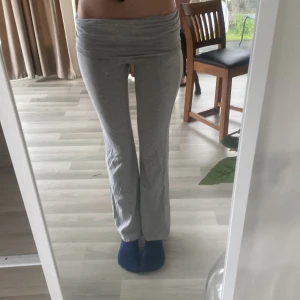 Grå mjukisbyxor från Gina Tricot storlek 146/152 - Grå mjukisbyxor från Gina Tricot i storlek 146/152