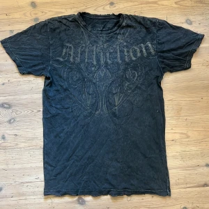 Affliction tshirt  - Tvär fet affliction tröja. 🐊🐊🛵Riktigt rare🦧🕺 ⚠️lägg bud tryck ej på köp nu ⚠️🔥🙏