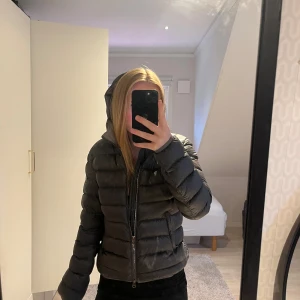 Colmar jacka - Säljer en svart dunjacka från Colmar i storlek 40 som motsvarar xs. Jackan har ett litet hål som är igen sytt och därför säljer jag den för något billigare. Perfekt för kalla dagar och riktigt skön att bära. 