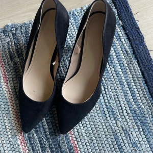 Svarta mockapumps med spetsig tå - Svara mocka klackar med spetsig tå stl 36. Använda nån gång bara