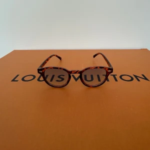 Solglasögon  - Snygga och trendiga leopardgärgade solglasögon med en klassisk form. De har blåa linser och en stilren design som passar perfekt för soliga dagar. En tidlös accessoar för den modemedvetna. Priset är inte hugget i sten så skicka prisförslag✅ Skriv vid frågor eller funderingar i DM🍾