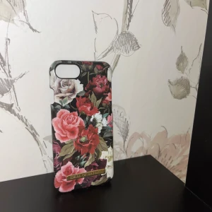 iDeal of Sweden Blommigt Skal för iPhone SE/8/7 - Snyggt blommigt mobilskal från iDeal of Sweden, passar iPhone SE, 8 och 7. Skalets yta är i fint skick utan synliga repor eller skador. Perfekt för dig som vill skydda din mobil med stil.
