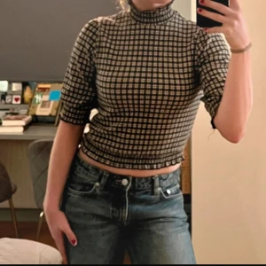 Rutig blus - Rutig blus från Monki med polokrage i storlek xs💕