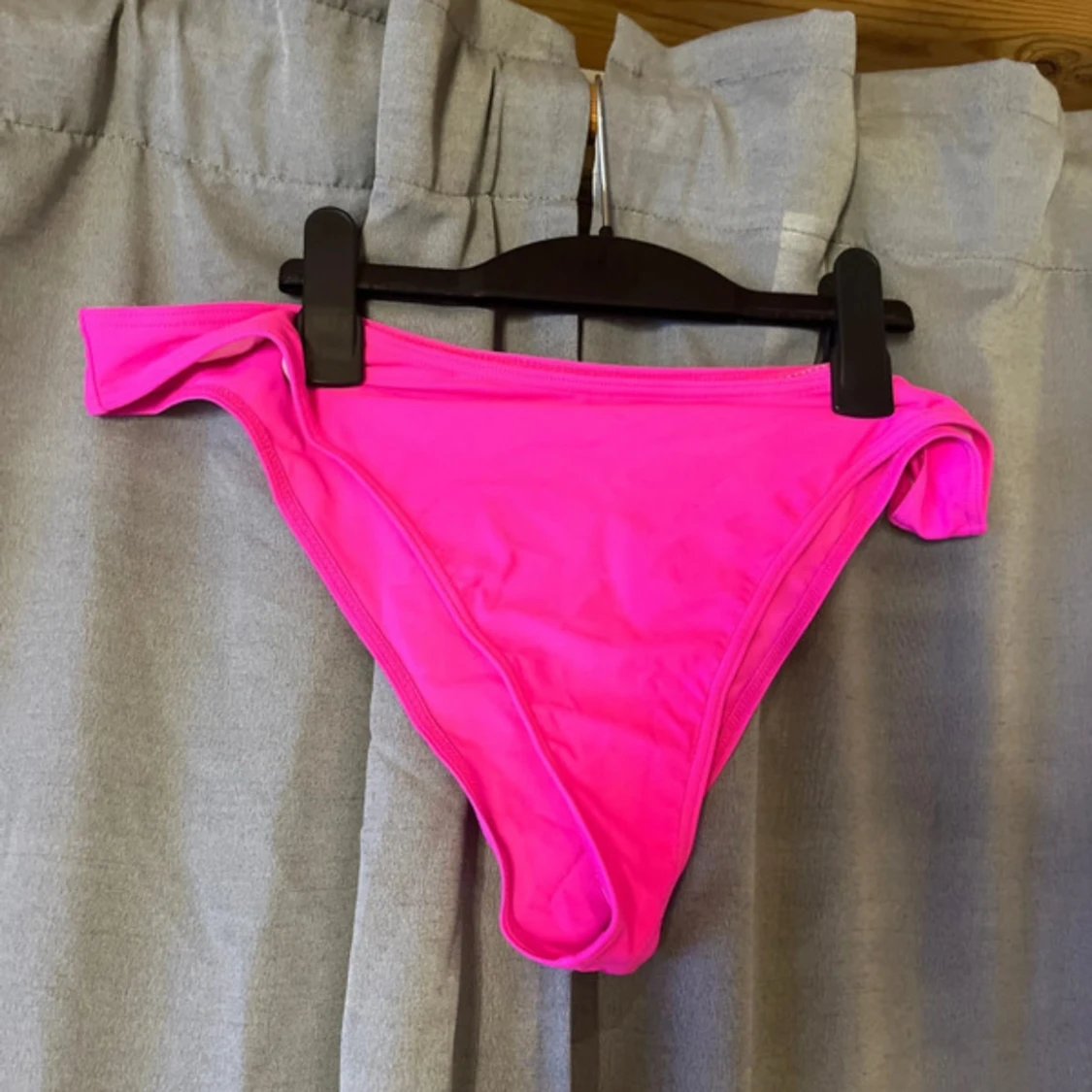 Chockrosa bikiniunderdel i syntet