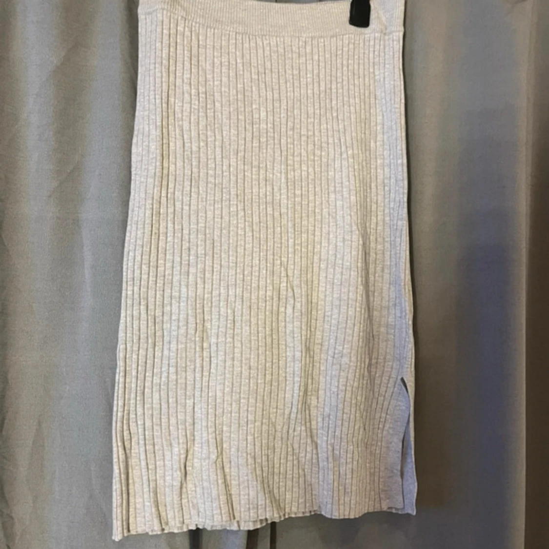 Beige ribbad kjol från Gina Tricot