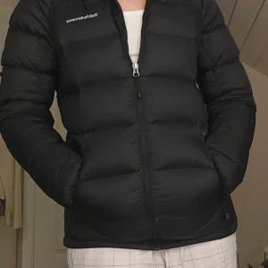 Svart dunjacka Peak Performance XS - Svart dunjacka från Peak Performance i storlek XS. Säljer då den inte passar mig.